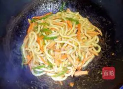 Illustration of how to make curry stir-fried udon noodles 8