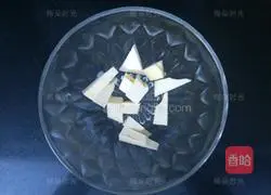 Illustration of how to make flower bean paste bread 1