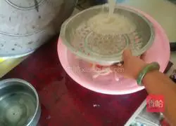Illustration of how to stir fish in Shaanxi pulp water fish dough 10