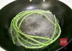 Illustration of how to make fried steamed buns with beans and ham 3