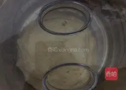 Illustration of how to make onion and ham pizza 2