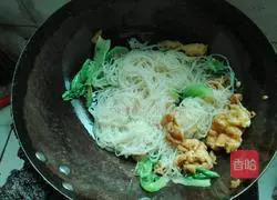 Illustration of how to make fried rice noodles with eggs, lettuce and rice noodles 8