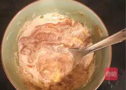 Illustration of how to make Christmas hat strawberry cup cake 2