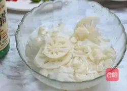 Illustration of how to make stir-fried lotus root with mixed black bean paste 3