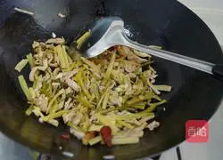 Illustration of how to make stir-fried meat with kimchi 5