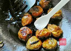 Illustration of how to stuff pork with braised oil and gluten 12