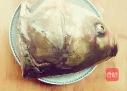 Illustration of how to make wolfberry, white fungus and fish head soup 1
