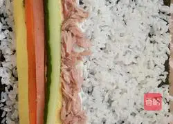 Illustration of how to make tuna sushi 3