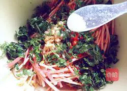 Illustration of how to make cold folded ear root 10