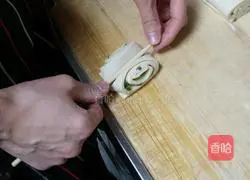 Illustration of how to make chive rolls 18
