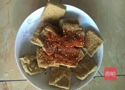 Illustration of how to make fried Qingyan Tofu 4