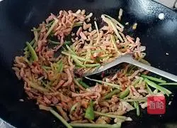 Illustration of how to stir-fry shredded pork with mustard green pepper 5