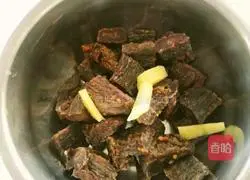 Illustration of how to make stir-fried beef jerky 1