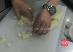 Illustration of how to prepare soup dishes with bread crumbs 1