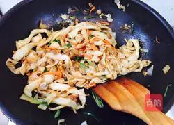 Illustration of how to make fried rice noodles with chicken 13