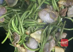 Illustration of how to make fried bacon with wild Artemisia arborescens 7