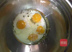 Illustration of how to make meat floss cake rolls 3