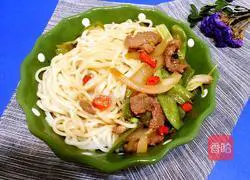 Illustration of how to make fried pork noodles 1