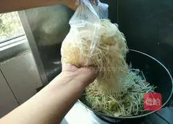 Illustration of how to make Shanxi raw fried noodles 6