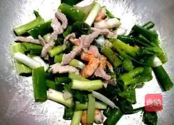 Illustration of how to make shredded pork with green onions 7