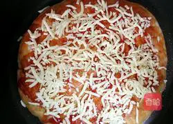 Illustration of how to make pizza in a pan 12