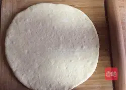 Beef and Onion Pizza Recipe Illustration 7