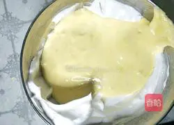 Illustration of how to make cream strawberry cake 10