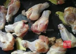 Illustration of how to make cola-braised chicken legs 4