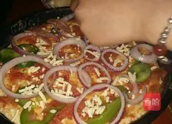 Illustration of how to make bacon pizza 7