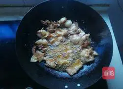 Illustration of how to make Laotan stir-fried pork slices with kimchi 8