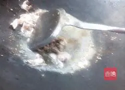 Illustration of how to make fried rice noodles with celery and lean meat 3