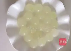 Illustration of how to pour juice on winter melon balls 10