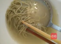 Illustration of how to make caviar steak cold noodles 2
