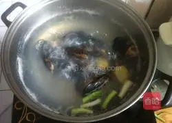 Illustration of how to make mussels and tofu soup 4