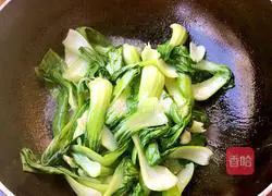 Illustration of how to stir-fry shrimps and rapeseed with colored peppers 5