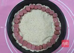 Illustration of how to make ham and shrimp pizza 12