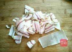 Illustration of how to make fried bacon with mud and mugwort 6