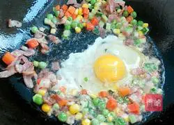 Illustration of how to make bacon and egg fried rice 3