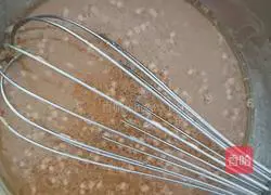 Illustration of how to make eight-inch chocolate chiffon cake 2