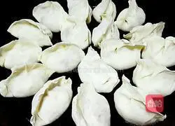 Illustration of how to make pumpkin pot stickers 8 