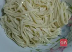 Illustration of how to cook noodles with braised beef soup 1