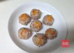 Illustration of how to make salted egg yolk pearl meatballs 6