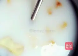 Illustration of how to make wolfberry, white fungus and fish head soup 6