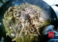 Illustration of how to make braised chicken with dried beans and chicken 11