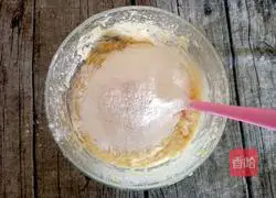 Illustration of how to make banana walnut cake 15