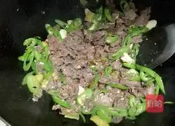 Illustration of how to make fried beef with green pepper 7