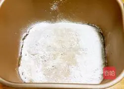 Illustration of how to make bacon and prawn pizza 1