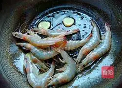 Illustration of how to fry shrimps in oil 4