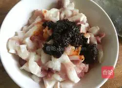 Illustration of how to make steamed pork with three sweet potato flour 1
