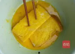 Illustration of how to make egg fried bread 4